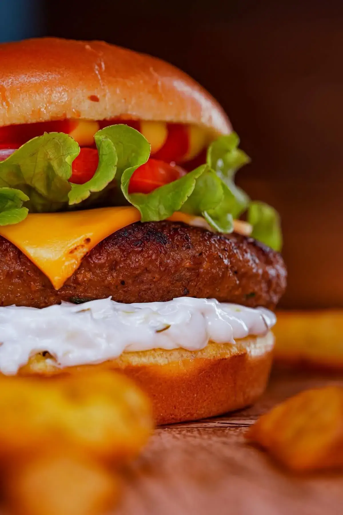 Burger με μπιφτέκι, cheddar, μαρούλι και ντομάτα