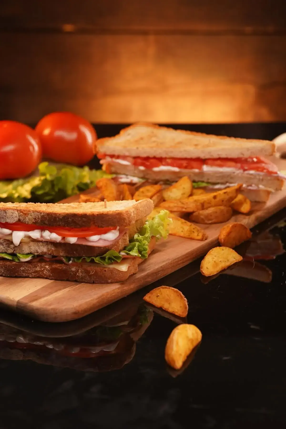 Club sandwiches με πατάτες τηγανητές και ντομάτες