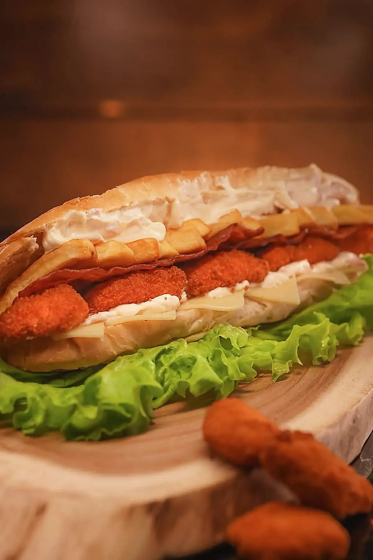 Sandwich με κοτόπουλο πανέ, μπέικον, τυρί και μαρούλι